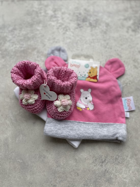 Maminobaby.nl - Baby Geschenkset meisjes - 2-delige Disney Winnie the pooh muts - Handgemaakte gehaakte Babyslofjes - Kraamcadeau - Babyshower van Maminobaby.nl