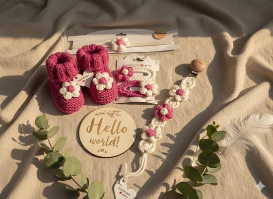 Maminobaby.nl | Baby Geschenkset meisjes | Handmade speenkoord | Handmade haarclip | Gehaakte babyslofjes | Kraamcadeau | Babyshower
