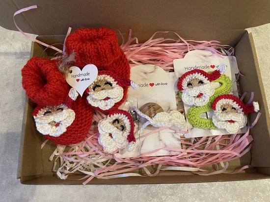 Maminobaby.nl baby geschenkset meisjes | Kerstman - Handgemaakt | Babyslofjes | Speenkoord | Haarclip | Kraamcadeu | Babyshower van Maminobaby.nl