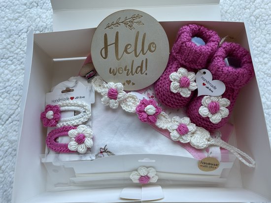 Maminobaby.nl | Baby Geschenkset meisjes | Newborn kledingset | Handmade speenkoord | Handmade haarclip | Gehaakte babyslofjes | Kraamcadeau | Babyshower van Maminobaby.nl
