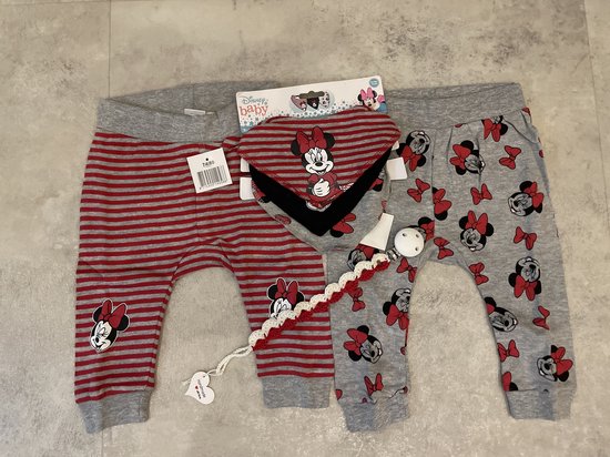Maminobaby.nl - Baby Geschenkset | Minnie mouse 2-delige broek | Handmade speenkoord | 3-delige slabbetjes | Kraamcadeau | Babyshower van Merkloos