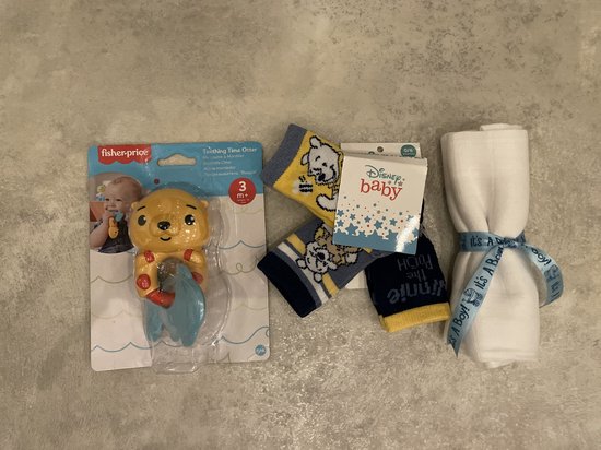 Maminobaby.nl | Baby geschenkset | Winnie the pooh 3-delige sokjes | Fisher price bijtring | Hydrofiele doek | Kraamcadeau | Babyshower van Maminobaby.nl