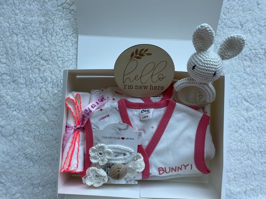 Maminobaby.nl - Bunny - Baby Geschenkset meisjes | Newborn kledingset | Handmade Bijtring | Handmade speenkoord | Handmade haarclip | Kraamcadeau | Babyshower van Maminobaby.nl