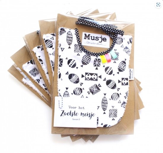 Musje Amsterdam - Slabbetje 'Het zoetste meisje ooit (ever)' - Zwart/wit - 19x25 cm van Musje Amsterdam