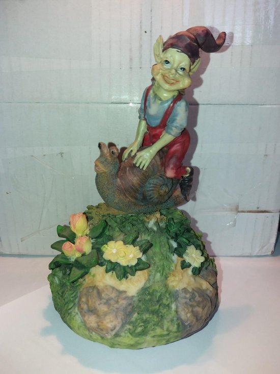 muziek doosje met laaf rijdend op een slak van Efteling