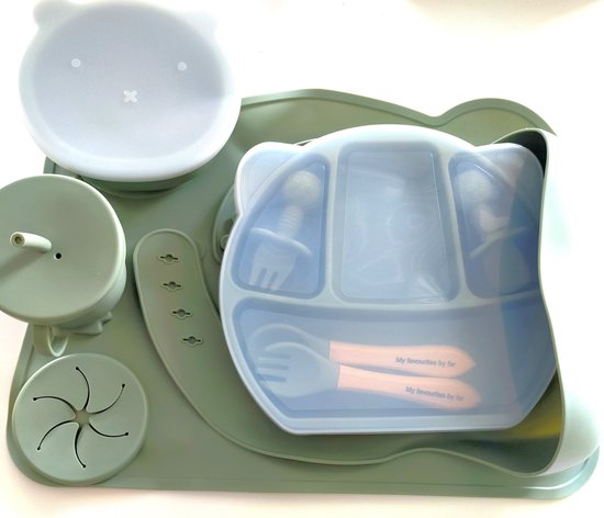 My favourites by far®-8 / 13 delig Siliconen Kinderservies set-Army Green-Duurzaam-BPA Vrij-5 GRATIS accessoires-Placemat-Bord+Kom met Zuignap en deksel-Drinkbeker met rietje en Snack deksel -Baby Bestek-Slabbetjes-Kraamcadeau-cadeauverpakking van MY