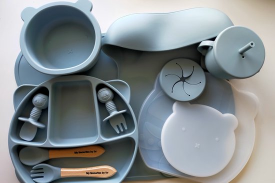 My favourites by far®-8 / 13 delig Siliconen Kinderservies set-Dusty Blue-Duurzaam-BPA Vrij-5 GRATIS accessoires-Placemat-Bord+Kom met Zuignap en deksel-Drinkbeker met rietje en Snack deksel -Baby Bestek-Slabbetjes-Kraamcadeau-cadeauverpakking van Merkloos