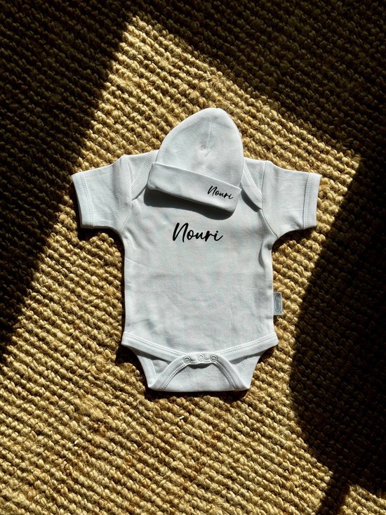 Newborn set – Rompertje en geboortemutsje met naam | Kraamcadeau met naam | Baby geboortecadeau van Merkloos