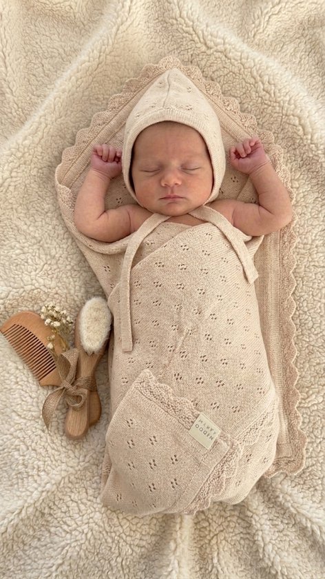 Niddo Earth Kraamcadeauset – Gebreide Katoenen Wikkeldeken 80x100 cm, Muts & Baby Kam- en Borstelset met Geitenhaar – Beige