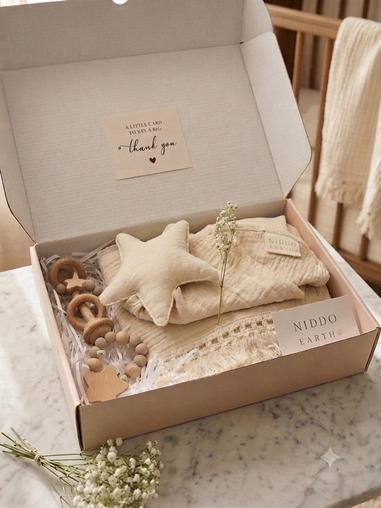 Niddo Earth Kraamcadeauset – Mousseline Babydeken, Gepersonaliseerd Speenkoord, Rammelaar & Knuffeldoekje – Beige