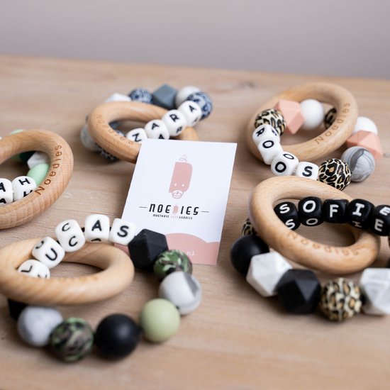 NOEDIES - Bijtring met naam - Gepersonaliseerd - ZELF SAMENSTELLEN - CE gekeurd - BPA Vrij - 100% veilig - Gepersonaliseerd kraamkado - Bijtring Baby van Noedies