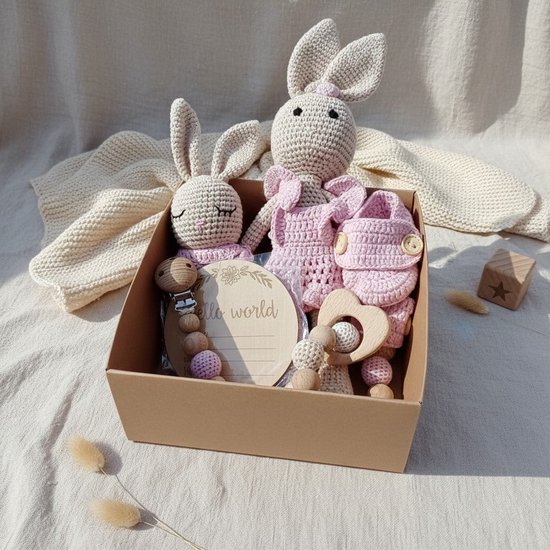Nuvinokids Bunny - Kraamcadeau Set 6-delig - Handgemaakt 100% Katoen - Baby - Peuter - Kind - Newborn - Kraamcadeautje - Babyshower Cadeau - Geboortecadeau - Babygeschenkset - Newborn Cadeau - Gehaakt - Rammelaar - Speenkoord - Knuffel - Slofjes
