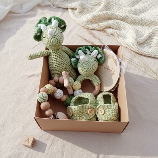 Nuvinokids Dino - Kraamcadeau Set 6-delig - Handgemaakt 100% Katoen - Baby - Peuter - Kind - Newborn - Kraamcadeautje - Babyshower Cadeau - Geboortecadeau - Babygeschenkset - Newborn Cadeau - Gehaakt - Rammelaar - Speenkoord - Knuffel - Slofjes