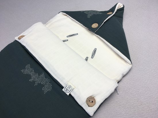 Oker en Mos - Voetenzak baby mosgroen - 85x45cm van OKE