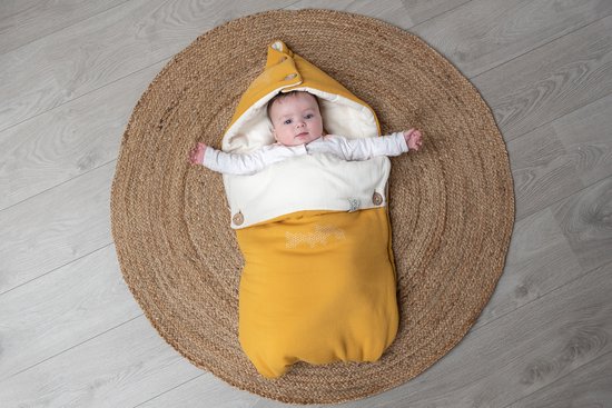 Oker en Mos - Voetenzak baby okergeel - 85x45cm van OKE
