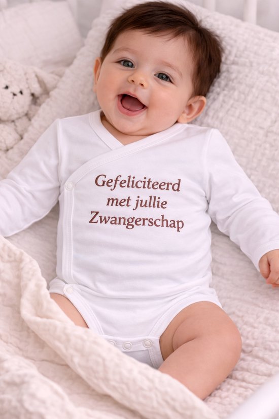 Omslag Romper Baby – Gefeliciteerd met jullie zwangerschap romper – Geborduurd – Newborn Cadeau – Unisex / Romper zwangerschapsaankondiging – Unisex babykleding - omslagromper - 100% katoen - baby aankondiging - originele zwangerschaps reveal van Merkloos