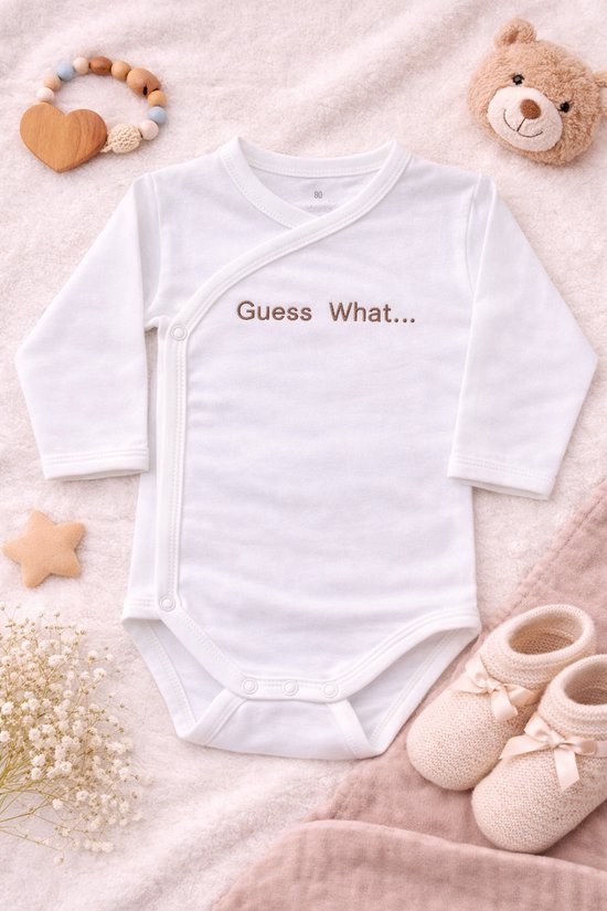 Omslag Romper Baby – Guess what – Geborduurd – Newborn Cadeau – Unisex / Romper zwangerschapsaankondiging – Unisex babykleding - omslagromper - 100% katoen - baby aankondiging - originele zwangerschaps reveal van Merkloos