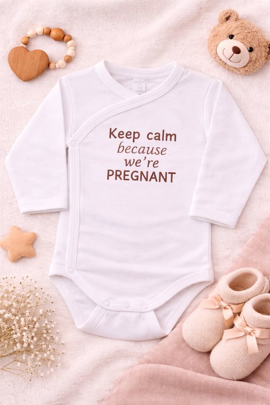 Omslag Romper Baby - Keep calm because we’re pregnant… - Geborduurd - Newborn Cadeau - Unisex / Romper zwangerschapsaankondiging - Unisex babykleding - omslagromper - 100% katoen - baby aankondiging - originele zwangerschaps reveal van Merkloos