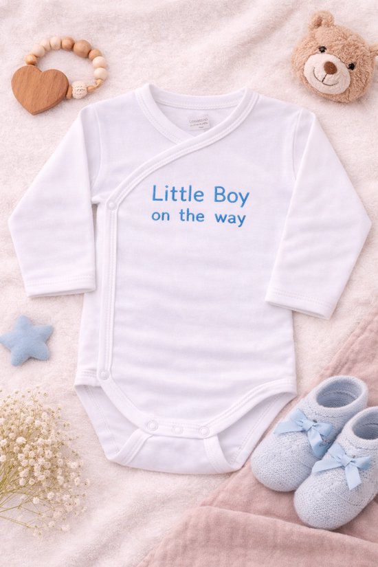 Omslag Romper Baby – Little boy on the way… – Zwangerschap Aankondiging – Jongen – Geborduurd – Newborn Cadeau – Unisex babykleding - omslagromper - 100% katoen - baby aankondiging - originele zwangerschaps reveal van Merkloos