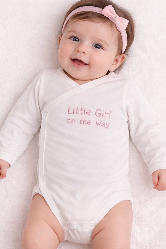 Omslag Romper Baby – Little girl on the way…– Zwangerschap Aankondiging meisje – Geborduurd – Newborn Cadeau – Unisex babykleding - omslagromper - 100% katoen - baby aankondiging - originele zwangerschaps reveal van Merkloos