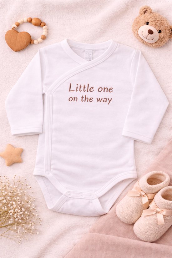Omslag Romper Baby – Little one on the way… – Zwangerschap Aankondiging – Geborduurd – Newborn Cadeau – Unisex babykleding - omslagromper - 100% katoen - baby aankondiging - originele zwangerschaps reveal van Merkloos