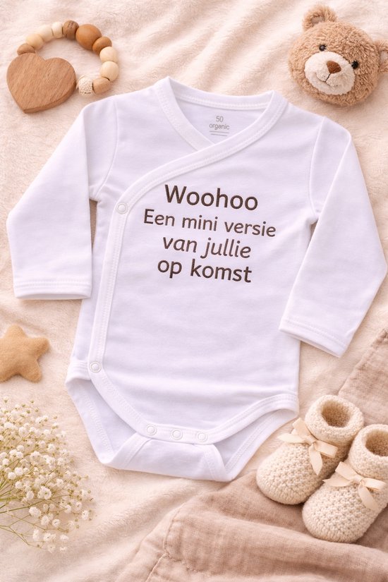 Omslag Romper Baby - Woohoo, een mini versie van jullie op komst… - Zwangerschap Aankondiging - Geborduurd - Newborn Cadeau - Unisex babykleding - omslagromper - 100% katoen - baby aankondiging - originele zwangerschaps reveal van Merkloos