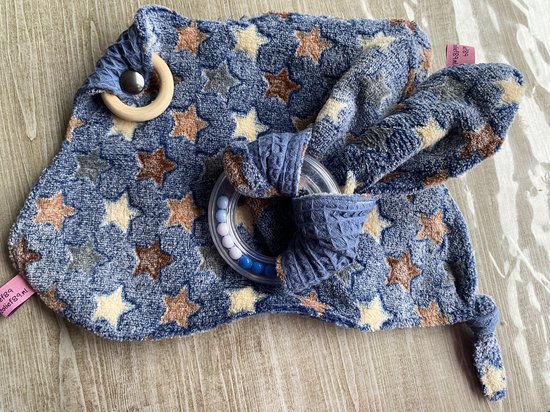 Origineel setje | Rammelaar | Houten bijtring | Knuffeldoek | Hangemaakt | Kraam cadeautje | Tut doekje | van Merkloos