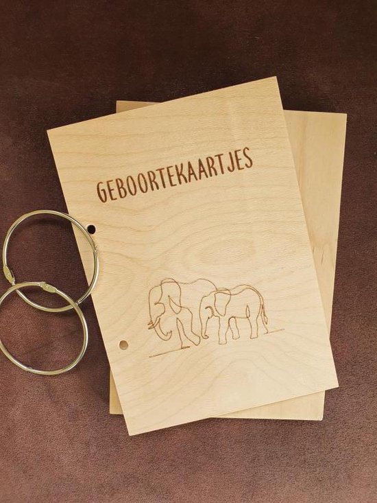 Overzichtelijk opbergen van alle geboorte kaartjes in een bundel van hout! - Geboortekaartjesbundel - Olifantjes bewaarbundel van Geboortekaarten van Kidooz.