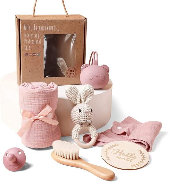 Pasgeboren cadeau set voor jongen met houten speelgoed en badhanddoek van Little Dutch