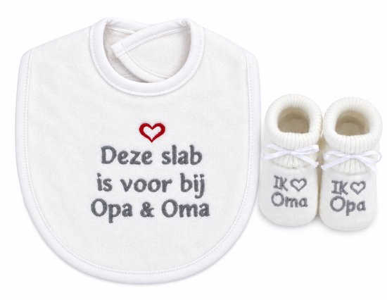 Petit Villain – 2-delige Baby Cadeau Giftset Opa & Oma – Slabbetje en Babyslofjes – Wit – Kraamcadeau