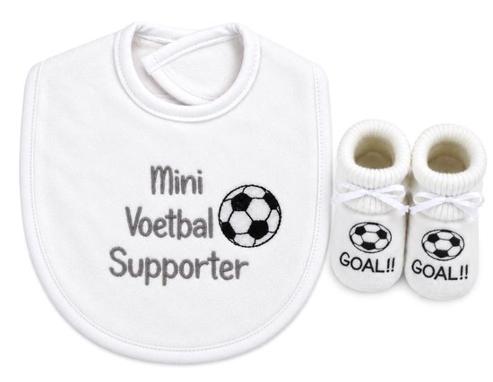 Petit Villain – 2-delige Baby Cadeauset Mini Voetbal Supporter – Slabbetje en Babyslofjes – Wit/Zwart – Kraamcadeau