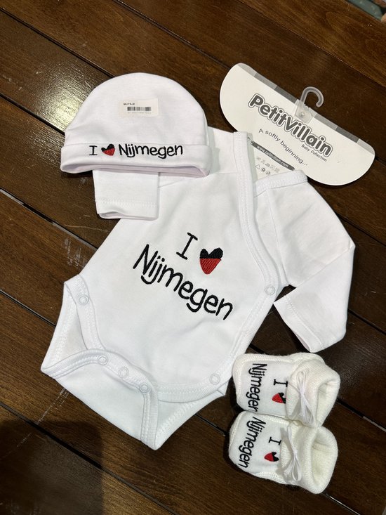 Petit Villain - Baby - Babyrompertje - Baby mutje - Baby slofjes - New Born - 1 tot 3 mnd - Nijmegen- geborduurde tekst I love Nijmegen baby van Merkloos