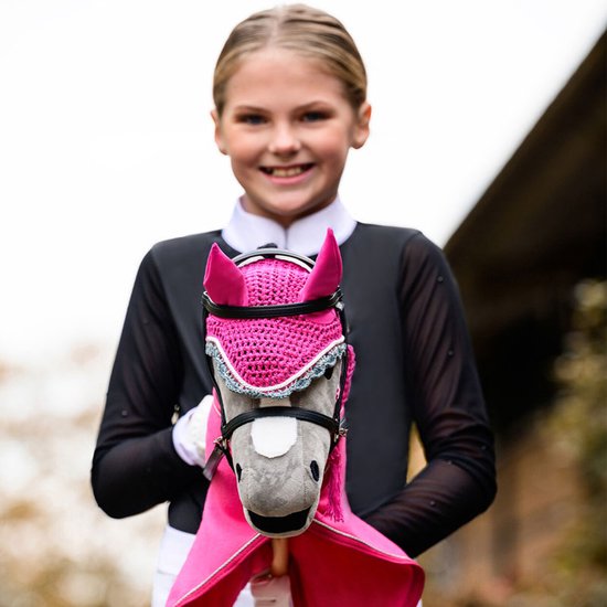 QHP Oornetje Hobby Horse Fuchsia - ONE van QHP