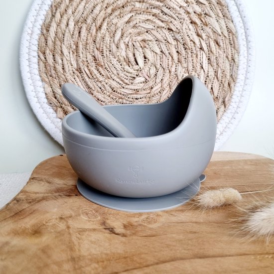 Siliconen kom met zuignap en lepel - salie kleur - baby - kind van Mushie