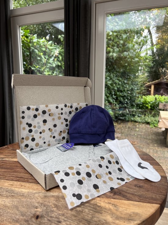 Silky Label Kraampakket Baby Cadeau - jumpsuit lange mouw/sokjes/mutsje - maat 50/56 van Silky