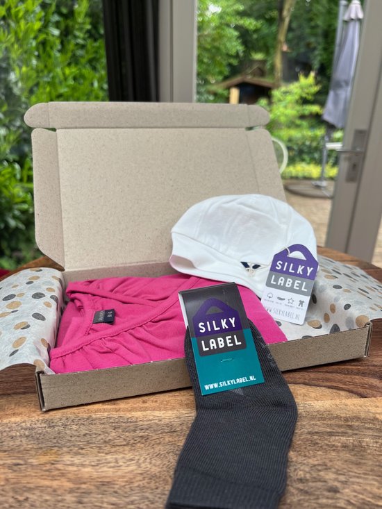 Silky Label Kraampakket Baby Cadeau roze - jurkje lange mouw/sokjes/mutsje - maat 62/68 van Silky