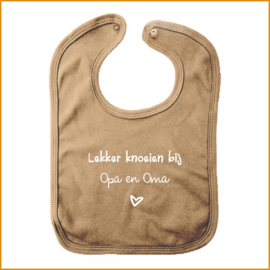 Slab - Mokka - met tekst "Lekker knoeien bij" - gepersonaliseerd met zelf in te vullen naam - drukknoopsluiting - 100% katoen - gepersonaliseerde slab - slabbetje met tekst van Simply for babies.