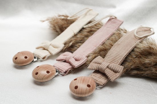 Speenkoord strik - katoen - roze kleur - houten knop - fopspeen - accessoires baby - speenketting - baby - kraamcadeau - rib stof - speenkoord meisje van Little Lann.
