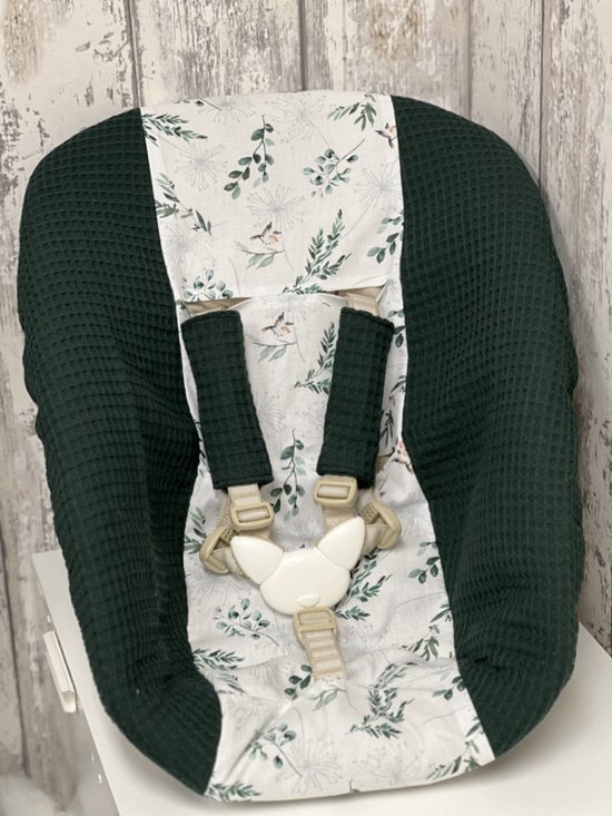 stokke newborn hoes donker groen takje vogeltje van Stokke