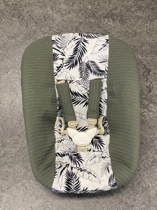 stokke newborn hoes legergroen grote bladeren van Stokke