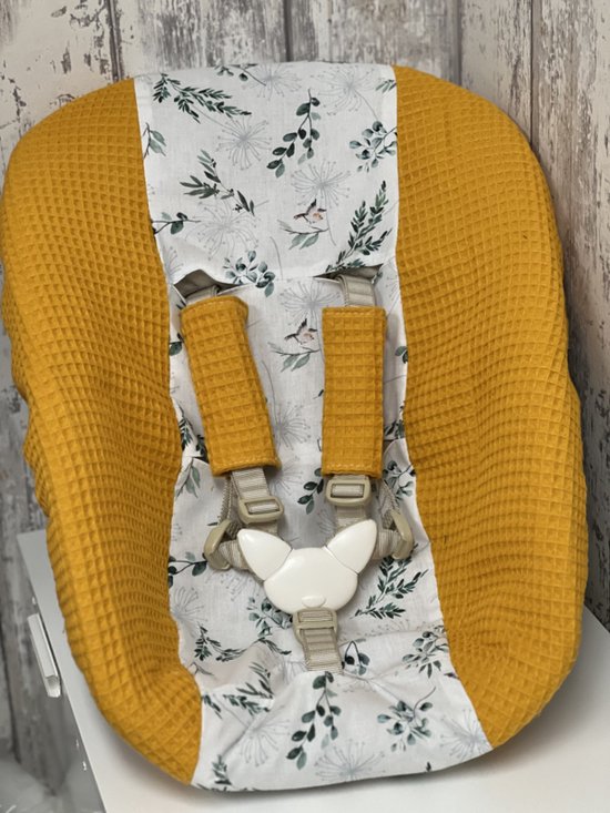 stokke newborn hoes oker geel takje vogel van Stokke
