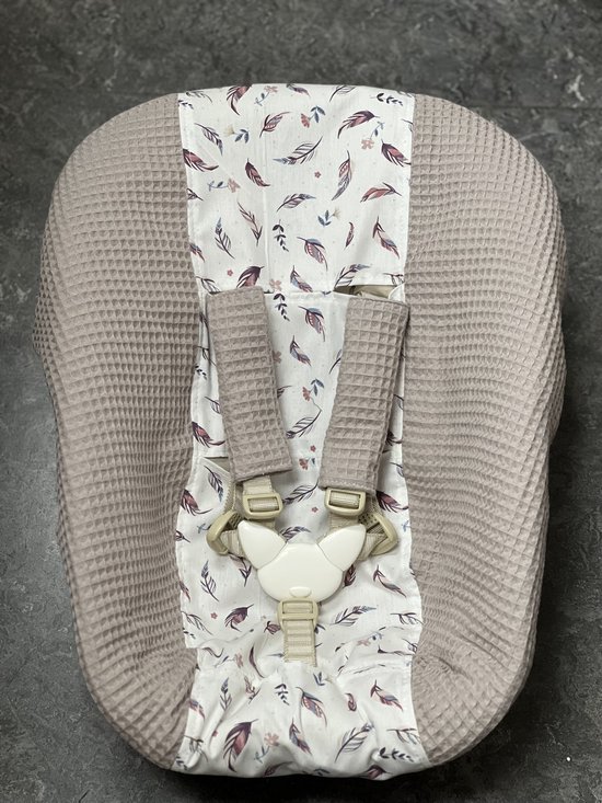 stokke newborn hoes zand kleur veertjes roze van Stokke