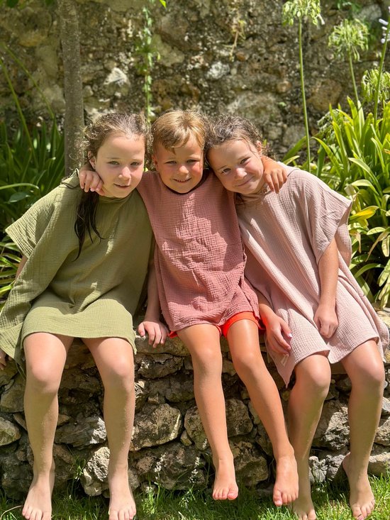 Strandponcho kind - surf poncho - lichtroze - one size - kids van 3 tot 10 jaar - aankleed handdoek - Silent Beach van Merkloos