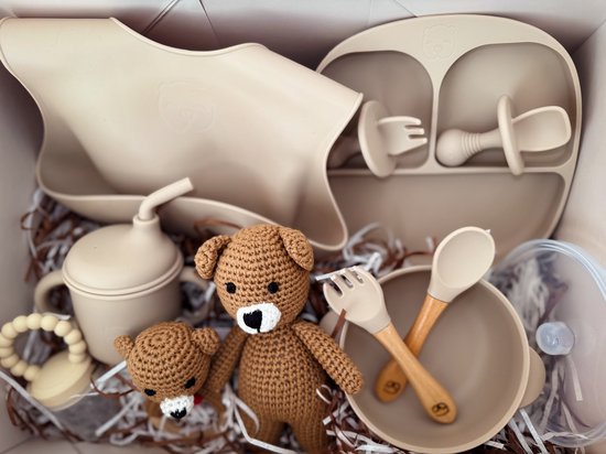 The Baby Supply Bear & Bites Cadeaubox – Luxe Kraamcadeau Serviesset Bruin met Knuffelbeer & Babyservies