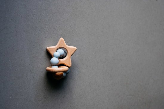 The Baby Supply Bijtring Licht Blauw - Tandjes Verlichten en Fijne Motoriek Stimuleren - Hout en Siliconen - Baby Teether voor Tandpijn Relief en Ontwikkeling van T