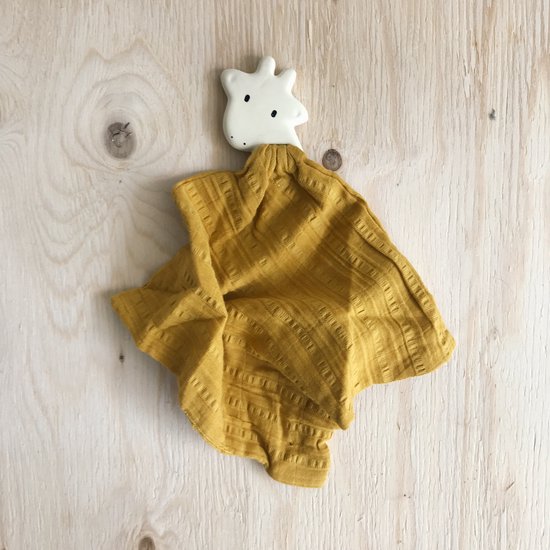 Tikiri Safari: KNUFFELDOEKJE geel - GIRAF met hoofdje in natuurlijk rubber (bijtring) 25x23cm, op kaart, 0+ van T