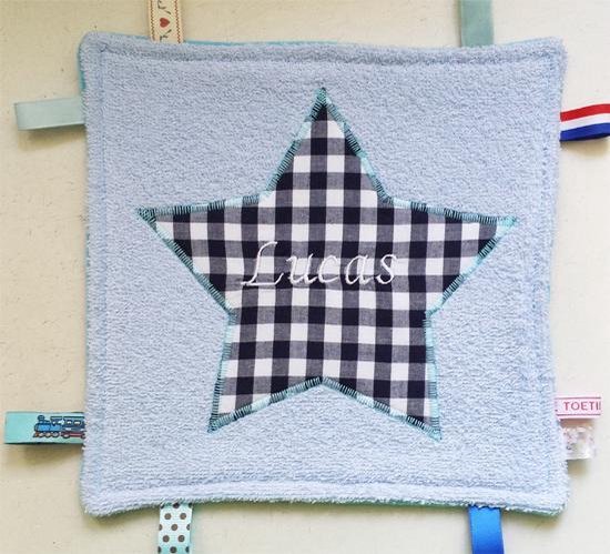 Toetie & Zo Handgemaakt Tutteldoekje Ster Blauw met Naam geborduurd, labeldoekje, knuffeldoekje, gepersonaliseerd van T