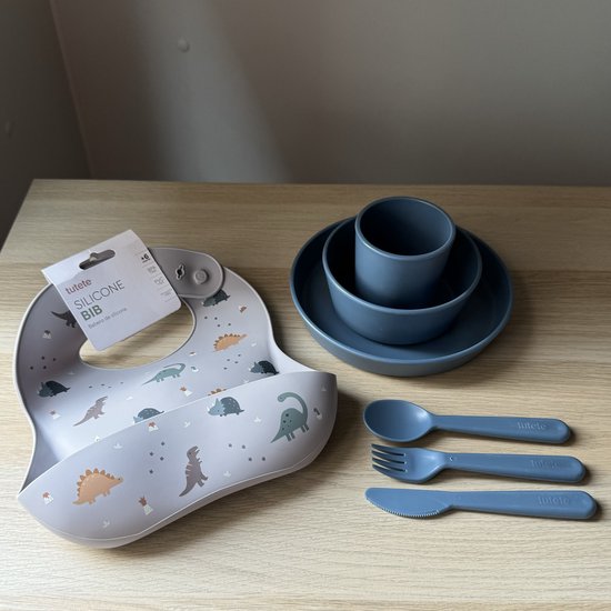 Tutete - polypropyleen kinderservies set met siliconen slab - bord kom beker vork mes lepel - blauw Dino's van T