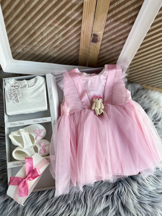 Tutu jurk-luxe feestjurk-bruidsjurk-baby jurk-doopjurk -tutu rok-roze jurk-onderhemd-haarband-schoentjes- pasgeboren-new born-geschenkenset -geschenkdoos-kraamcadeau-fotoshoot newborn-4 delige set-teddybeer-tule jurk-maat 56/62(0 tem 3 maanden) van T
