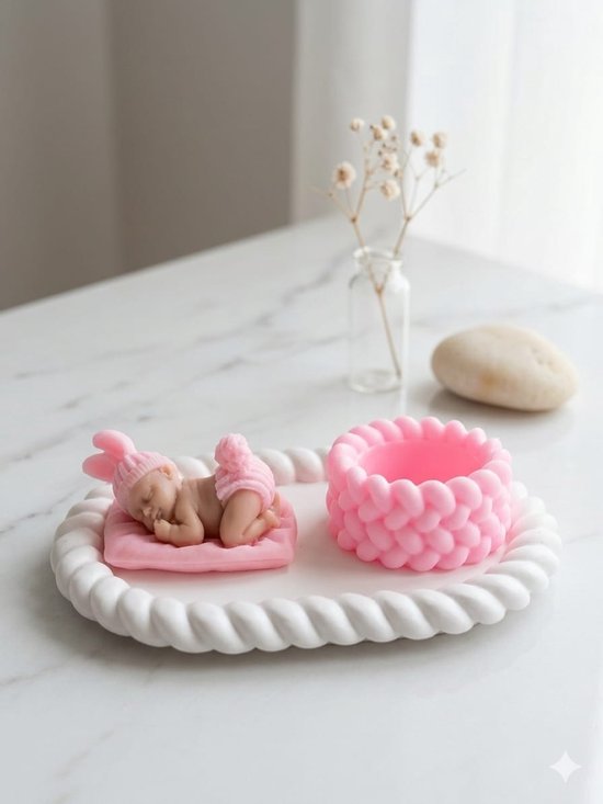 Unieke Baby Cadeauset: Slapende Baby met Konijnenmuts & Gevlochten Sierpotje – Roze – Geboorte Meisje